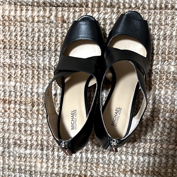 Michael Kors Elena Cross Strap heels size 9 - Picture 4 of 4